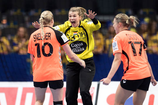 Nederländernas målvakt Tess Wester jublar