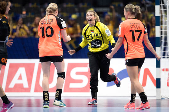 Nederländernas målvakt Tess Wester jublar