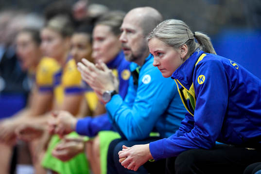 Sveriges målvakt Johanna Bundsen deppar på bänken