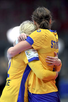 Sveriges Hanna Blomstrand och Carin Strömberg tröstar