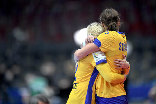 Sveriges Hanna Blomstrand och Carin Strömberg tröstar