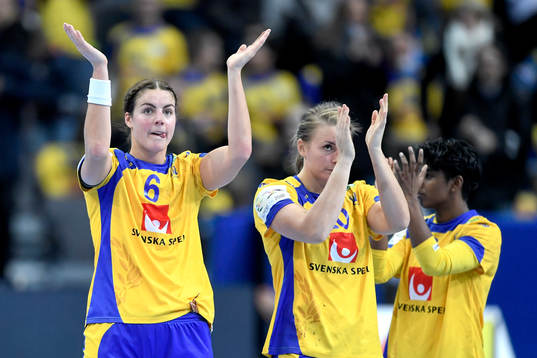 Sveriges Carin Strömberg och Isabelle Gulldén tackar