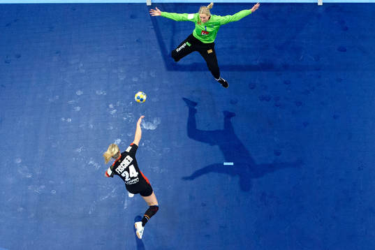 Tysklands Lone Fischer mot Sveriges målvakt Johanna Bundsen