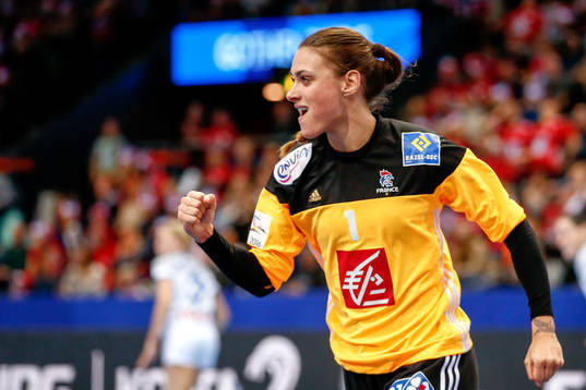 Frankrikes målvakt Laura Glauser jublar