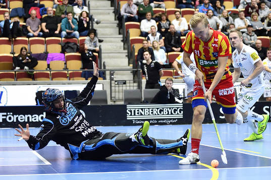 Helsingborgs Jami Manninen framför Växjös målvakt Eero