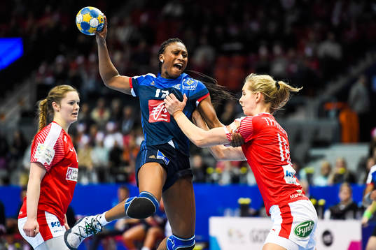 Frankrikes Siraba Dembele och Danmarks Mette Tranborg