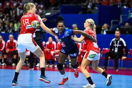 Danmarks Mette Tranborg och Trine Ostergaard försvara mot