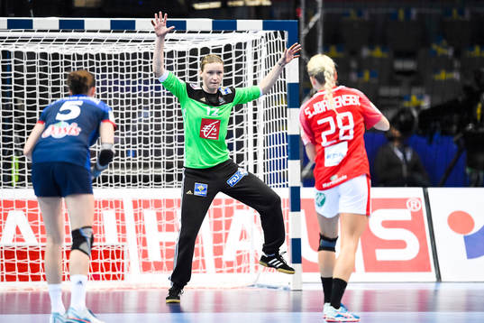 Frankrikes målvakt Amandine Leynaud och Danmarks Stine
