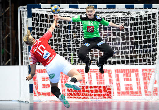 Danmarks Kathrine Heindahl mot Frankrikes målvakt Amandine