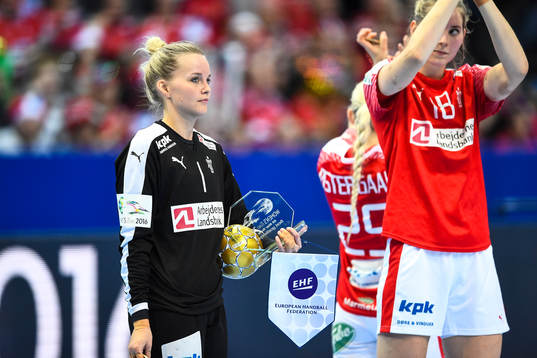 Danmarks målvakt Sandra Toft  deppar