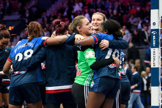 Frankrikes målvakt Laura Glauser och målvakt Amandine