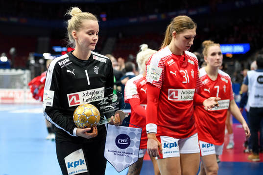 Danmarks målvakt Sandra Toft deppar