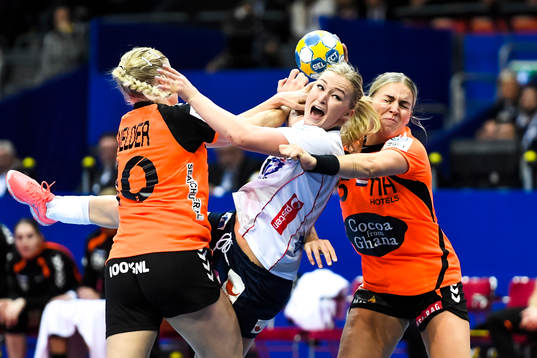Nederländernas Danick Snelder och Jessy Kramer försvara