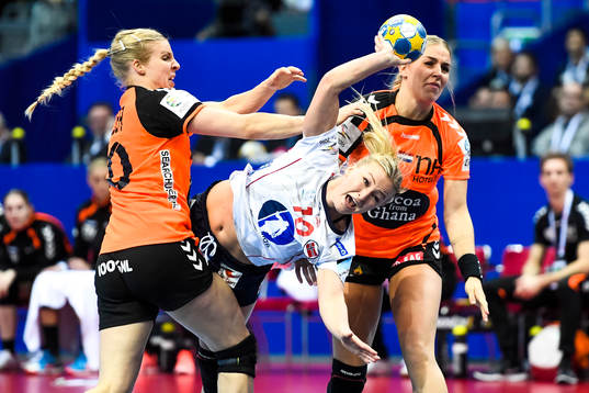 Nederländernas Danick Snelder och Jessy Kramer försvara