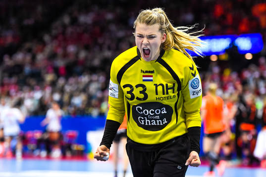 Nederländernas målvakt Tess Wester  jublar