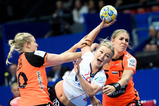 Nederländernas Danick Snelder och Jessy Kramer försvara