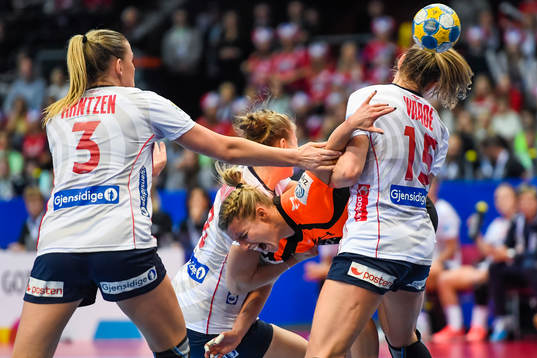 Nederländernas Cornelia Groot stoppas av Norges Emilie