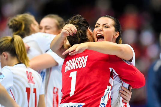 Norges målvakt Kari Aalvik Grimsbo och Nora Mörk jublar