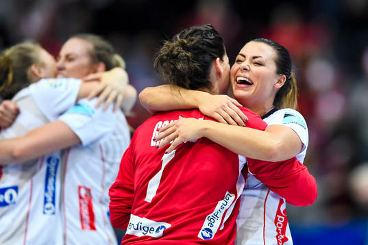 Norges målvakt Kari Aalvik Grimsbo och Nora Mörk jublar