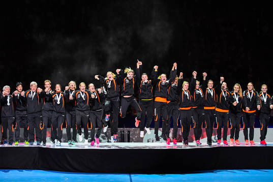 Nederländernas spelare jublar med silvermedaljerna
