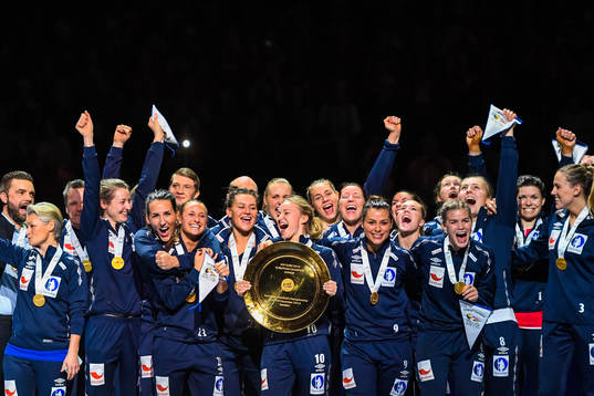 Norges  spelare jublar med  guldmedaljerna