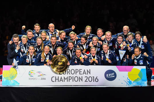 Norges  spelare jublar med  guldmedaljerna