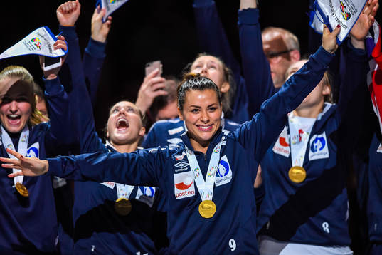 Norges  Nora Mörk jublar med  guldmedaljerna
