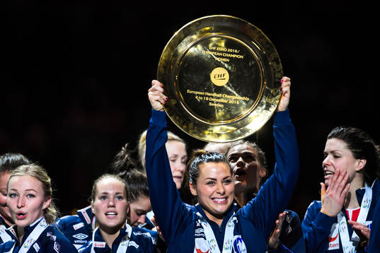 Norges  Nora Mörk jublar med  guldmedaljerna