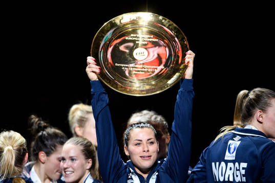 Norges Nora Mörk jublar med pokalen