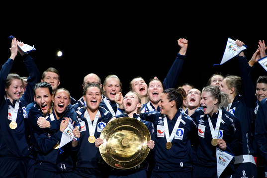 Norges spelare jublar med pokalen