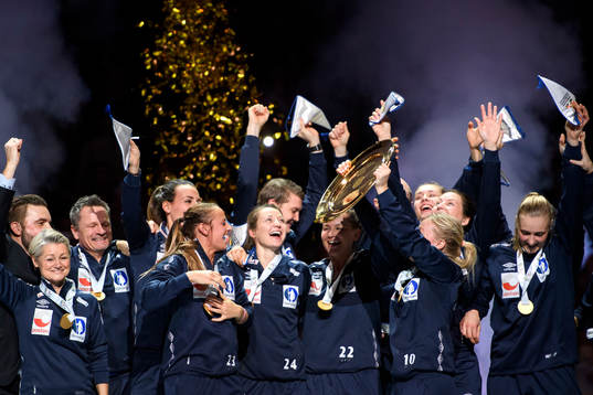 Norges Stina Oftedal höjer pokalen