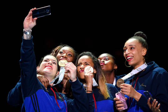 Frankrikes Alexandra Lacrabere tar en selfie med sina