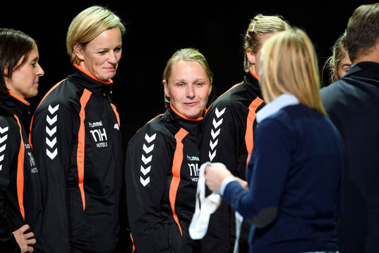 Nederländernas förbundskapten Helle Thomsen tittar på