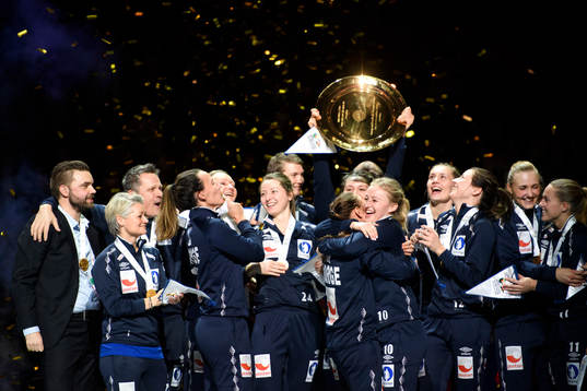 Norges spelare jublar med pokalen