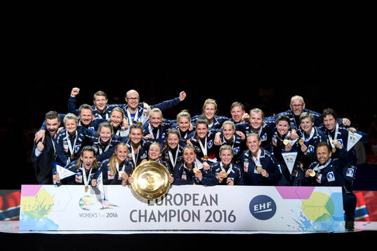 Norges spelare jublar på podiet med pokalen