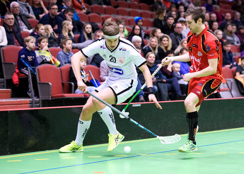 Strängnäs Lucas Lindgren håller undan Wibaxs Erik Wuopio