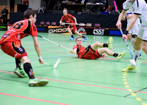 Wibaxs Erik Nilsson liggar på golvet