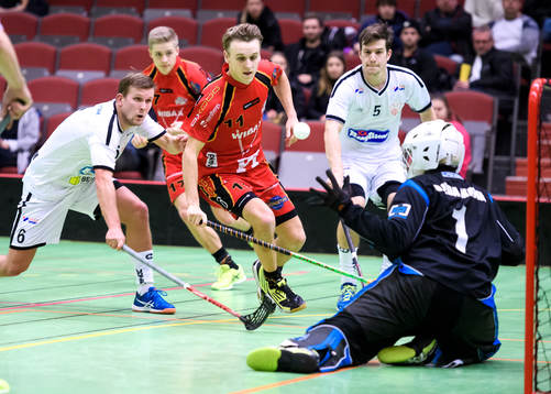 Wibaxs Martin Hallén-Almroth hotar framför Strängnäs