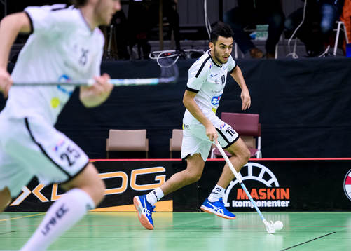 Strängnäs Omar Aldeeb med bollen