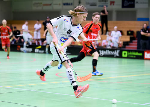 Strängnäs Patrik Hallberg med bollen