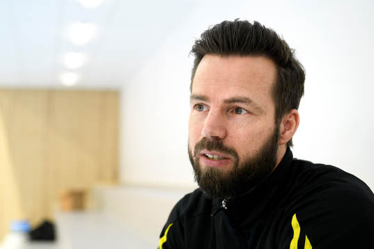 Sävehofs tränare Henrik Signell blir intervjuad innan en