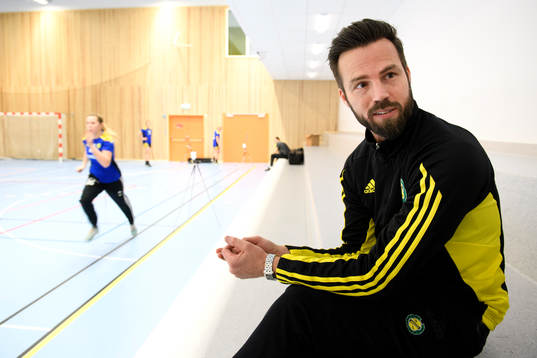 Sävehofs tränare Henrik Signell blir intervjuad innan en