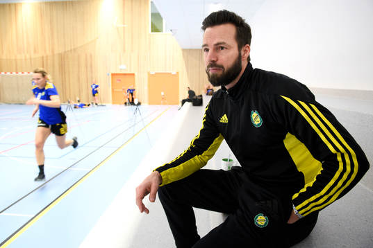 Sävehofs tränare Henrik Signell blir intervjuad innan en