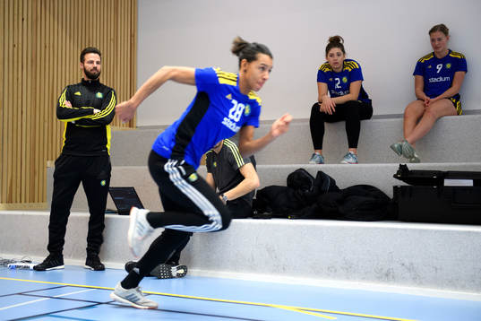 Sävehofs tränare Henrik Signell, målvakt Isabella
