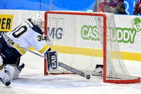 s målvakt Linus Söderström släpper in 1-0