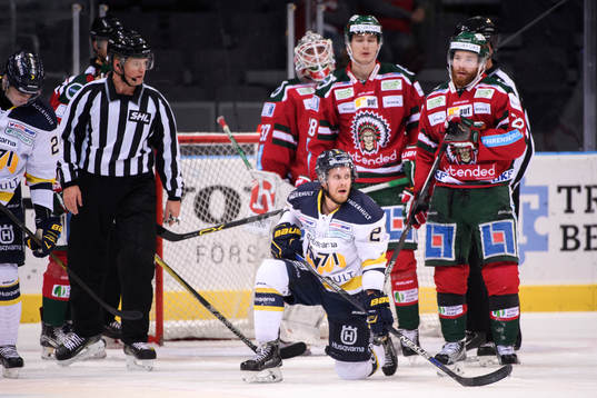 s Mattias Tedenby deppar framför Frölundas mål