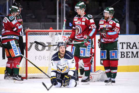 s Mattias Tedenby deppar framför Frölundas mål