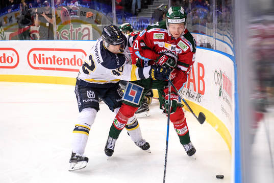 s Dylan Reese tacklar Frölundas Christoffer Ehn