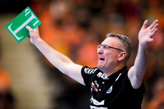 Aranäs tränare Jerry Hallbäck agerar