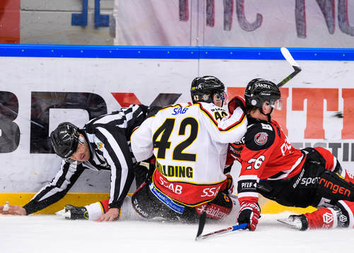 Luleås Joakim Hilding och Piteås Emil Wrenman åker in i